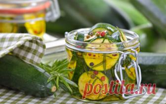 Кабачки «как грузди» на зиму – 6 рецептов Как ни странно, но кабачки как грузди на зиму, действительно имеют вкус грибов. Поэтому тем, кто живет далеко от леса, обязательно понравится этот простой рецепт домашней заготовки. Закуска готовится в банках, без стерилизации. Кабачки получаются хрустящие с приятным вкусом специй.