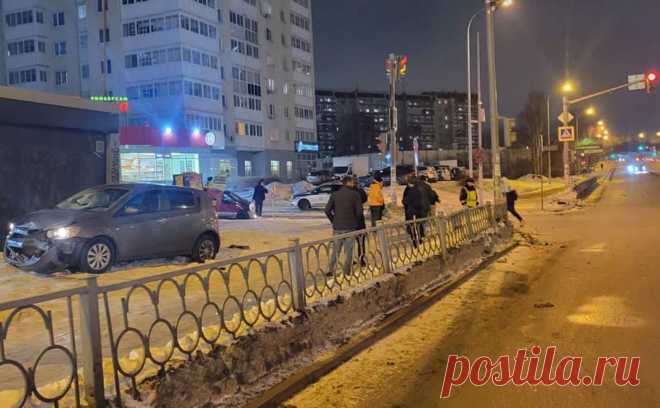 В Екатеринбурге автомобиль наехал на тротуар и сбил четырех пешеходов. В Екатеринбурге водитель автомобиля Chevrolet Aveo, пытаясь избежать столкновения, въехал на тротуар и сбил четырех пешеходов, сообщает пресс-служба Госавтоинспекции региона.