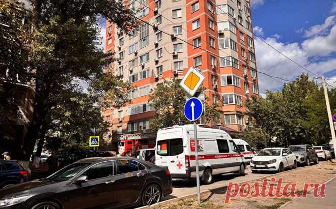 «Очень громко и страшно». Очевидцы рассказали о взрыве в Ростове-на-Дону. Ростов-на-Дону подвергся атаке БПЛА, ранены 13 человек, двое в тяжелом состоянии. Очевидцы рассказали, что от взрыва «посыпалась штукатурка со стен, была ощутима ударная волна». С места взрыва поднимается столб дыма