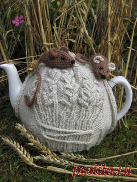 Harvest Mouse Tea Cosy pattern by Lindsay Mudd To fit a 2 pint tea pot, circumference 21” approx