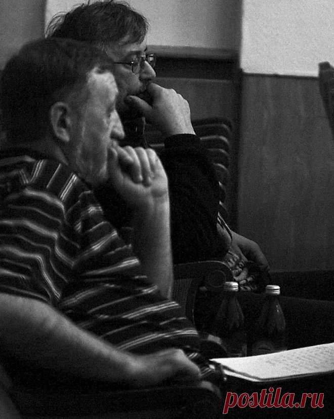 На прослушивании.

Желтый лист в окне маячит…
Осень… Голость на дворе…
В луже одинокий мячик,
не поддавшийся игре…
Пятна черных туч над крышей
и … ворона на суку –
будто тоже осень слышит,
только… дырочкой в боку…
Хлопнет форточка и… вздрогнет
одинокий гитарист…
он ведь музыкою обнят –
и задумчив, и игрист…
Эх, ему бы… Запоздало –
этой осени не в такт –
нота в комнате летала…
Осень… Звуки… и… чудак…