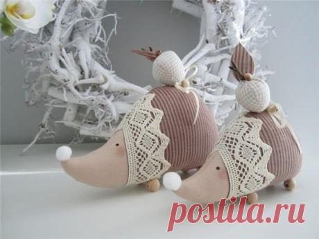 ​Текстильные интерьерные ёжики Текстильные интерьерные ёжикиТекстильные интерьерные ёжики бесконечно милы и очаровательны.Не скупитесь на кружева для этих очаровашек.