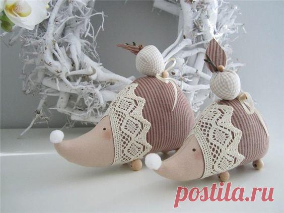 ​Текстильные интерьерные ёжики Текстильные интерьерные ёжикиТекстильные интерьерные ёжики бесконечно милы и очаровательны.Не скупитесь на кружева для этих очаровашек.