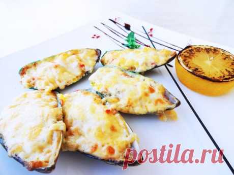 Решила попробовать нашу новинку МИДИИ и попробовать приготовить " мидии в сливочно- сырном соусе". Очень необычно и вкусно!!!
Ингредиенты:

Мидии — 1 кг

Перец чёрный молотый — 3 щепотки

Петрушка свежая — 5 веточек

Сливки — 250 мл

Соль морская — по вкусу

Сыр твёрдый

Приготовления:

1) Разогрейте духовку до 190ºC. Промойте мидии и удалите все имеющиеся внутри «бородки» — небольшие пучки водорослей.

2) Выложите мидии в огнеупорную форму для запекания.

3) Смешайте слив...