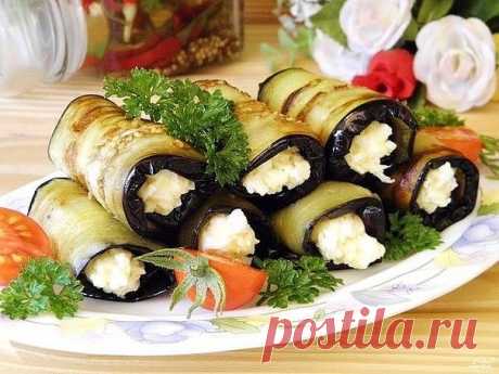 Рулетики из баклажанов с сыром и чесноком
 
Ингредиенты:
Крупный баклажан — 1 Штука
Сыр плавленный — 100 Грамм
Яйцо — 1 Штука
Чеснок — 1 Зубчик
Соль — По вкусу
Перец черный молотый — По вкусу
Майонез — 1 Чайная ложка
Масло растительное — 2-3 Ст. ложек (для жарки)
 
Количество порций: 2
 
Как приготовить "Рулетики из баклажанов с сыром и чесноком"
1. Подготовьте продукты для рулетиков. Баклажан вымойте и отрежьте хвостик. Яйцо сварите вкрутую. Остудите и снимите кожуру.
2. ...