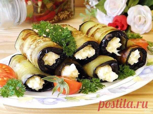 Рулетики из баклажанов с сыром и чесноком
 
Ингредиенты:
Крупный баклажан — 1 Штука
Сыр плавленный — 100 Грамм
Яйцо — 1 Штука
Чеснок — 1 Зубчик
Соль — По вкусу
Перец черный молотый — По вкусу
Майонез — 1 Чайная ложка
Масло растительное — 2-3 Ст. ложек (для жарки)
 
Количество порций: 2
 
Как приготовить 
