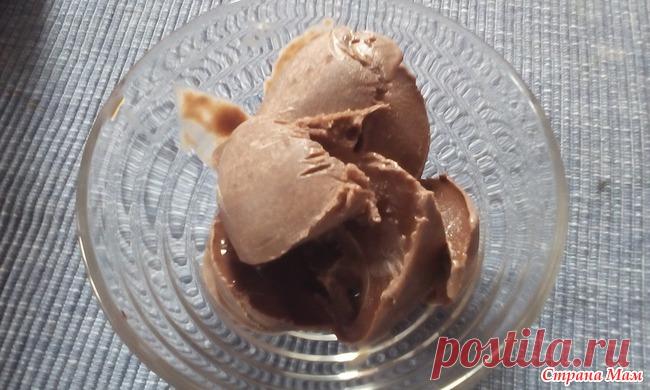 Домашний шоколадный пломбир (из 3х продуктов, без яиц)  Ингредиенты  1 часть сгущёнки 2 части сливок (любой жирности) 3 ст. л. порошка какао  Приглашение  Хорошо смешать все продукты и отправить в морозилку хотя бы на 6 часов. Готово!