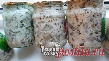 Баклажаны в майонезе со вкусом грибов. 
Обалденная штука! 

На 5 кг синих
800 гр любого майонеза,
1 пачечка грибной приправы,
1,5 кг лука.

Синие очистить, порезать кубиками, прокипятить 5 мин в воде. отдавить воду и обжарить на раст. масле. отдельно пережарить лук. все смешать и в баночки.

Стерилизовать 0,5 л - 30 мин., закатать.
Синие и воду не солить, хватает приправы. Долго возиться, но очень вкусные. 
Вкус жареных грибов с майонезом.

Приятного аппетита!