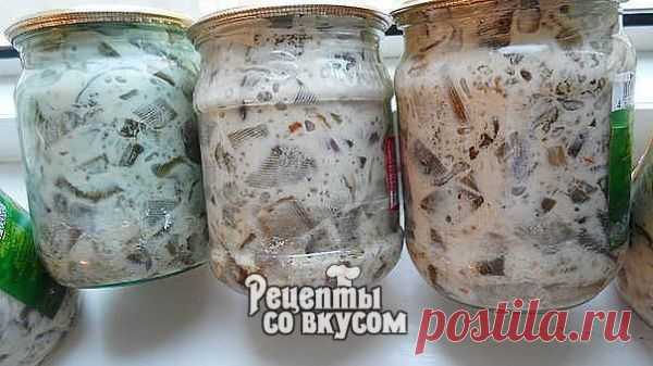 Баклажаны в майонезе со вкусом грибов. 
Обалденная штука! 

На 5 кг синих
800 гр любого майонеза,
1 пачечка грибной приправы,
1,5 кг лука.

Синие очистить, порезать кубиками, прокипятить 5 мин в воде. отдавить воду и обжарить на раст. масле. отдельно пережарить лук. все смешать и в баночки.

Стерилизовать 0,5 л - 30 мин., закатать.
Синие и воду не солить, хватает приправы. Долго возиться, но очень вкусные. 
Вкус жареных грибов с майонезом.

Приятного аппетита!