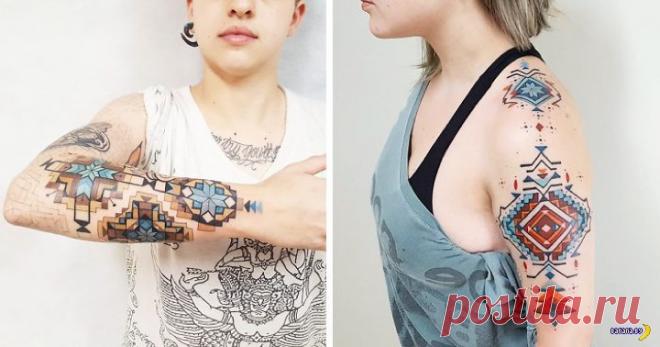Татуировки на зависть – 79 – Орнаменты из Амазонии | Чёрт побери Бразильский художник Брайан Гомес так вдохновился традиционными орнаментами племён из Амазонии, что начал придумывать на их основе геометрические татуировки. Все его рисунки уникальны и не копируют друг друга. Причем мастер наловчился при помощи таких орнаментов создавать различные рисунки и образы. Птичек там всяких, котиков. В данный момент в его тату-салон в Сан Паулу очередь стоит из желающих, но двигаетс...