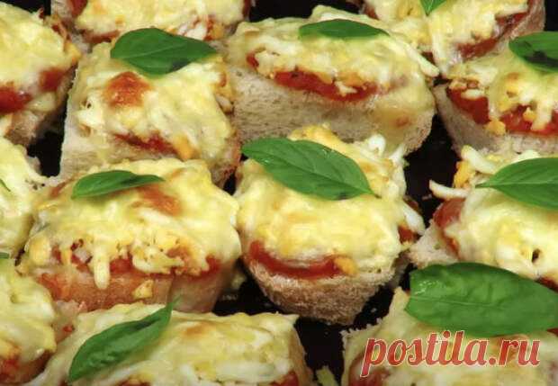 Сытный перекус с сыром и яйцами: в основу берем обычный хлеб - Неспешный разговор - медиаплатформа МирТесен Вкусный завтрак дает энергию и хорошее настроение на весь день. Приготовить такой сытный перекус не сложно: возьмем за основу хлеб, добавим сыра и яиц. Хлеб вкуснее брать белый, но по желанию можно заменить его и любым другим. Кроме того для рецепта нам понадобятся 3 отварных яйца, 100 граммов