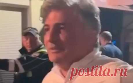 СК показал видео с задержанным за обман Блиновского Эльманом Пашаевым. Пашаева задержали после того, как он убедил своего сослуживца, мужа блогера Елены Блиновской, что может за деньги прекратить их уголовное преследование. Его подозревают в мошенничестве