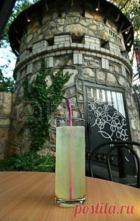 кубок с коктейлем Фотография, картинки, изображения и сток-фотография без роялти. Image 25483435.