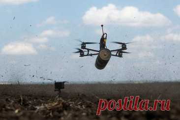Украинский дрон-камикадзе атаковал работавший в поле российский трактор