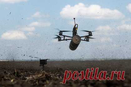 Украинский дрон-камикадзе атаковал работавший в поле российский трактор