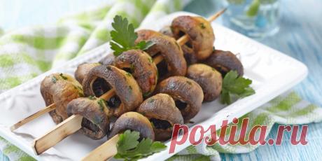 Шампиньоны с чесноком и зеленью на мангале или гриле: рецепт - Лайфхакер