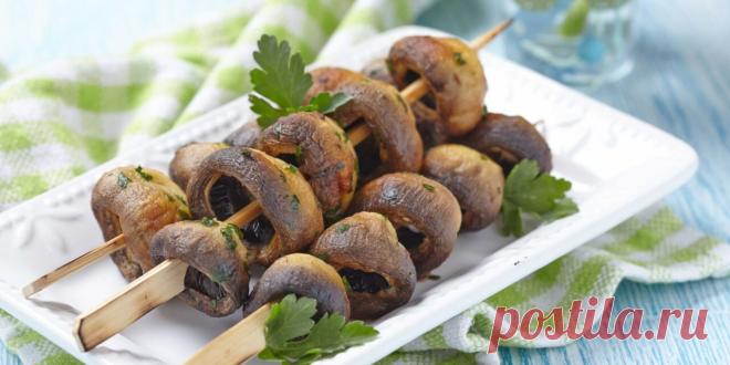 Шампиньоны с чесноком и зеленью на мангале или гриле: рецепт - Лайфхакер