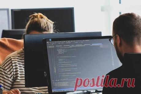 Мошенники заинтересовались ChatGPT. Хакеры начали использовать чат-боты вроде ChatGPT для атак на пользователей интернета. Согласно отчету «Лаборатории Касперского», пик обсуждений чат-ботов в даркнете пришелся на март 2023 года, однако спустя почти 11 месяцев дискуссии продолжаются. Злоумышленники нашли способы создания альтернативных чат-ботов.