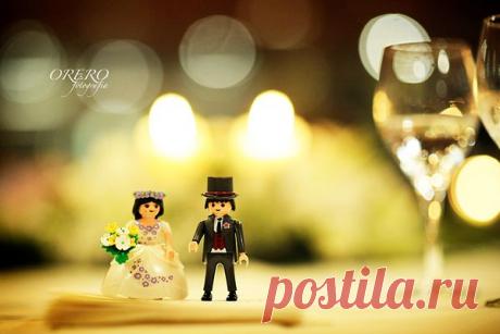 Искусство дипломатии. 
 Однажды у Генри Киссинджера спросили: — Что такое челночная дипломатия?Киссинджер ответил: — О! Это универсальный еврейский метод! Поясню на примере: Вы хотите методом челночной дипломатии выдать дочь Рокфеллера замуж за простого парня из русской деревни. Как это сделать?Я еду в русскую деревню, нахожу там простого парня и спрашиваю:— Хочешь жениться на американской еврейке?
Он мне: — Зачем?! У нас и своих девчонок полно.
Я ему: — Да. Но она — дочка миллиардера!