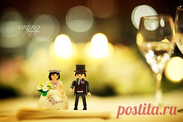 Искусство дипломатии. 
 Однажды у Генри Киссинджера спросили: — Что такое челночная дипломатия?Киссинджер ответил: — О! Это универсальный еврейский метод! Поясню на примере: Вы хотите методом челночной дипломатии выдать дочь Рокфеллера замуж за простого парня из русской деревни. Как это сделать?Я еду в русскую деревню, нахожу там простого парня и спрашиваю:— Хочешь жениться на американской еврейке?
Он мне: — Зачем?! У нас и своих девчонок полно.
Я ему: — Да. Но она — дочка миллиардера!