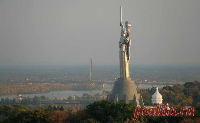 В Киеве начал ржаветь монумент «Родина-мать». Монумент «Родина-мать» начал ржаветь после замены герба СССР на украинский трезубец, рассказал украинскому изданию LIGA.net директор Института электросварки им.