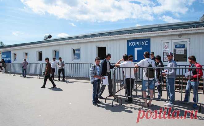 В Думе предложили запретить трудовым мигрантам привозить семьи в Россию. Трудовые мигранты должны приезжать в Россию на заработки без семей и уезжать после завершения работы, заявил ТАСС председатель партии «Справедливая Россия — За правду» Сергей Миронов.