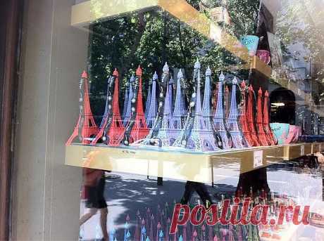 витрины Парижа (лес  из  эйфелевых  башенок)