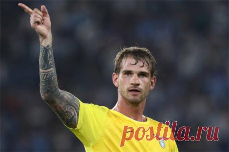 Супергерой Иван. Итальянский вратарь с русскими корнями забил гол в ЛЧ. Крайне редкая для большого футбола история: на последней минуте матча вратарь прибежал к чужим воротам и забил гол. Случилось это в Лиге чемпионов, а героя из «Лацио» зовут Иван Проведель — он итальянец, но с русскими корнями. Узнаем о нем получше.