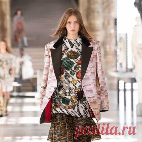 Коллекция модной одежды от Луи Виттон осень-зима 2021/2022 - FashionView.ru - ВСЯ МОДА В ДЕТАЛЯХ Коллекция Николя Гескьера, представленная в великолепной обстановке галереи Микеланджело в Лувре с античными изображениями Форназетти, выстраивает эстетический и творческий диалог во времени с замечательным набором греческой, этрусской и римской скульптуры музея.