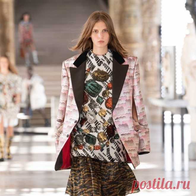 Коллекция модной одежды от Луи Виттон осень-зима 2021/2022 - FashionView.ru - ВСЯ МОДА В ДЕТАЛЯХ Коллекция Николя Гескьера, представленная в великолепной обстановке галереи Микеланджело в Лувре с античными изображениями Форназетти, выстраивает эстетический и творческий диалог во времени с замечательным набором греческой, этрусской и римской скульптуры музея.