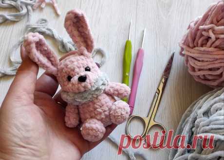PDF Мини Зайка крючком. FREE crochet pattern; Аmigurumi toy patterns. Амигуруми схемы и описания на русском. Вязаные игрушки и поделки своими руками #amimore - маленькая зайка из плюшевой пряжи, плюшевый заяц, зайчик, кролик, зайчонок, крольчонок.