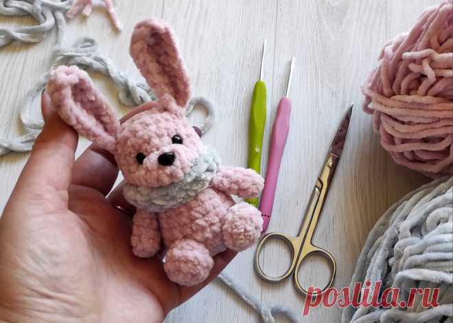 PDF Мини Зайка крючком. FREE crochet pattern; Аmigurumi toy patterns. Амигуруми схемы и описания на русском. Вязаные игрушки и поделки своими руками #amimore - маленькая зайка из плюшевой пряжи, плюшевый заяц, зайчик, кролик, зайчонок, крольчонок.