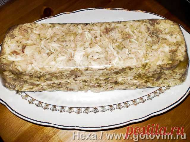 Сальтисон из курицы в мультиварке. Рецепт с фото Сальтисон - мясное блюдо с итальянскими корнями, которое встречается польской, белорусской и русской кухни. В классическом рецепте сальтисона отварные свиные потроха и головизну приправляют чесноком, перцем и другими специями, кладут в свиные кишки или желудок, повторно варят или подпекают в печи, а затем кладут под гнет. Но можно приготовить сальтисон из курицы по облегченному рецепту, используя мультиварку. В результате по...