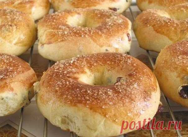 Очень вкусные и пышные бублики 
Отличный рецепт бубликов к чаю или кофе. А смотрите, как они просто готовятся. Как говорится - съедаются ещё быстрее, так что делайте двойную порцию. Уходят на ура! Знакомьтесь с рецептом.Пышные бубл…