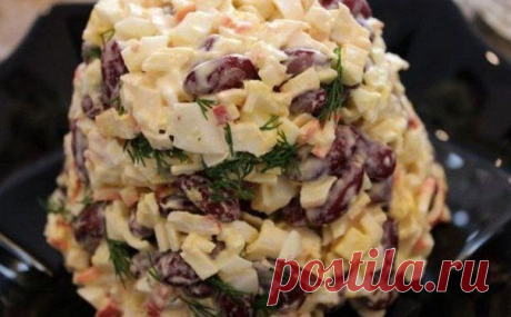 Быстрый салат с фасолью и крабовыми палочками.