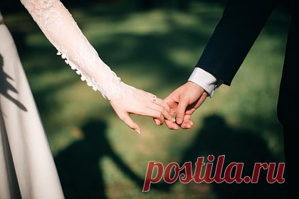Девушка решила оригинально пошутить на свадьбе сестры и была выгнана. Пользовательница Reddit поделилась историей о том, как ее сестра, которая должна была вручить кольца на церемонии бракосочетания, решила оригинально пошутить на ее свадьбе и была выгнана с мероприятия. Девушка пришла на торжество в костюме планеты Сатурн и отказалась менять наряд.