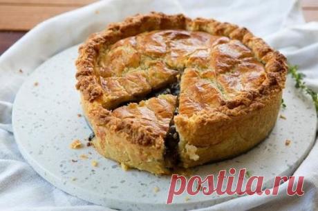 Как избежать вытекания начинки из пирога и отсыревания теста 
Варенье вытекло из пирога на противень и подгорело, а тесто осталось с едва заметными следами начинки, да еще мокрым. И противень пришлось оттирать полдня. Как избежать этого и в итоге получить красивую выпечку, полную ароматных ягод или повидла?