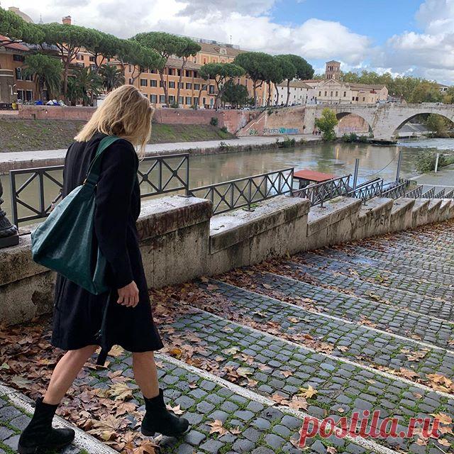 На изображении может находиться: один или несколько человек, небо, облако, на улице и вода