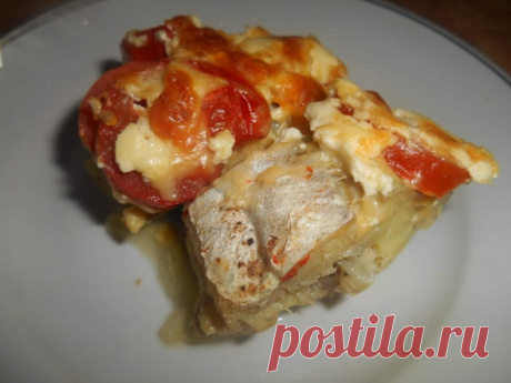 Минтай, запеченный с помидорами и сыром
Ингредиенты:
Филе минтая - 600 г
Сыр твердый - 100 г
Помидор - 1 шт.
Сметана - 2 ст. ложки
Соль - по вкусу
Перец черный молотый - по вкусу
 Как приготовить:
Включаем духовку и разогреваем до 180 градусов. Филе минтая моем, промакиваем бумажным полотенцем и нарезаем средними кусочками.
Рыбу укладываем в форму для запекания. Солим и перчим. Помидор нарезаем кружочками. Выкладываем кружочки помидора на рыбу. Слой помидоров смазывае...