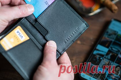 Юрист рассказал о действиях при обнаружении чужой банковской карты. Заслуженный юрист России Иван Соловьев рассказал, что нужно делать при обнаружении чужой банковской карты. Он подчеркнул, что нельзя совершать покупку при помощи карты или переводить на нее деньги, пытаясь таким образом дать понять владельцу о пропаже, поскольку это может привести к серьезным последствиям.