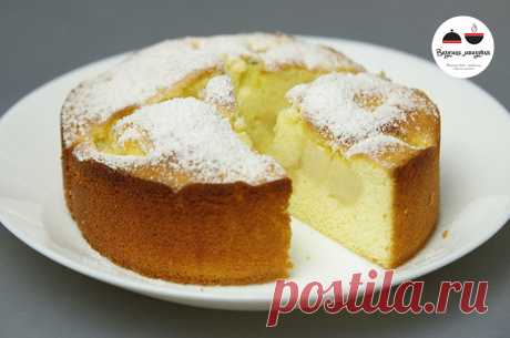 Нежный бисквитный пирог с персиками и киви