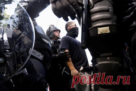 Полиция Капитолия арестовала четверых митингующих республиканцев. Полиция Капитолия арестовала четырех человек в столице США во ходе митинга в поддержку участников штурма американского Конгресса, который произошел 6 января. Всего, по данным полиции Капитолия, в специально выделенной для митинга зоне находилось около 400-500 человек, не считая сотрудников правоохранительных органов.