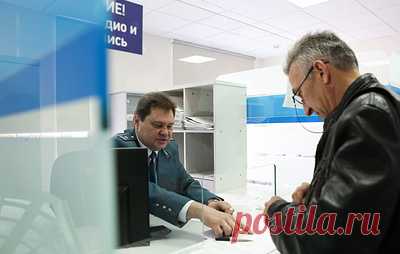 Россиян с доходом ниже 30 тыс. рублей предложили освободить от НДФЛ. Как пояснил лидер ЛДПР Леонид Слуцкий, около трети россиян живут на доходы ниже указанного уровня, а минимальный набор товаров и услуг составляет порядка 20 тыс. рублей