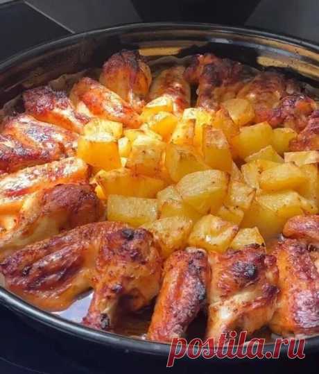 КУРИНЫЕ КРЫЛЫШКИ С КАРТОФЕЛЕМ В ДУХОВКЕ

 Ингредиенты:
1 кг куриных крылышек
Картофель 4 шт.
Для соуса:
5 столовых ложек масла
1 чайная ложка томатной пасты
1,5 чайные ложки меда (количество можете регулировать по своему усмотрению)
1 чайная ложка порошка красного перца
1 чайная ложка перца чили
1/2 чайной ложки черного перца
1 чайная ложка тимьяна
1 чайная ложка чесночного порошка (или 2 тертых зубчика чеснока)
1 чайная ложка соли