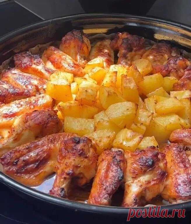КУРИНЫЕ КРЫЛЫШКИ С КАРТОФЕЛЕМ В ДУХОВКЕ

 Ингредиенты:
1 кг куриных крылышек
Картофель 4 шт.
Для соуса:
5 столовых ложек масла
1 чайная ложка томатной пасты
1,5 чайные ложки меда (количество можете регулировать по своему усмотрению)
1 чайная ложка порошка красного перца
1 чайная ложка перца чили
1/2 чайной ложки черного перца
1 чайная ложка тимьяна
1 чайная ложка чесночного порошка (или 2 тертых зубчика чеснока)
1 чайная ложка соли