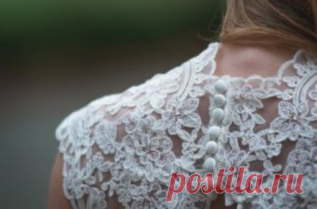 — Ты обиделась что ли? Мам, что ты как маленькая? Ну какой тебе ресторан? Там приличные нужные люди собрались, а ты не знаешь, в какой руке вилку держать! ᅠ