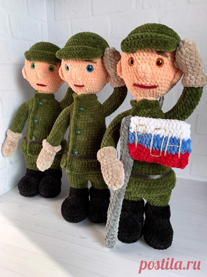 PDF Солдат с флагом крючком. FREE crochet pattern; Аmigurumi doll patterns. Амигуруми схемы и описания на русском. Вязаные игрушки и поделки своими руками #amimore - большой солдат из плюшевой пряжи, плюшевый солдатик к 23 февраля, кукла.