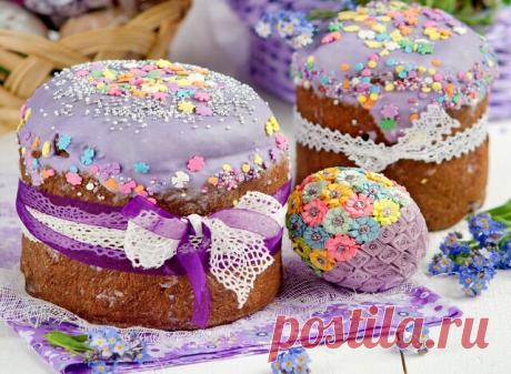 Глазурь для пасхальных куличей: ТОП-10 вариантов 

 1. Шоколадная глазурь для пасхальных куличей -

- Ингредиенты:

90 г. шоколада тёмного,
3 ст.л. сока апельсинового,
3 ст.л. масла сливочного,
3 ст.л. сахара.

- Как приготовить:

Шоколад, апельсиновый сок, сливочное масло и сахар сложить в одну посудину, поставить на огонь и помешивать, пока масса не станет однородной. Немного охладить, смазывать куличи и пироги.

 2. Сахарная глазурь для пасхальных куличей -

1 ст. сахар...