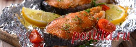 Стейк красной рыбы запеченный в фольге • Рецепт Вкусный, ароматный и нежный стейк красной рыбы запеченный в фольге с помидором, репчатым луком и лимоном.