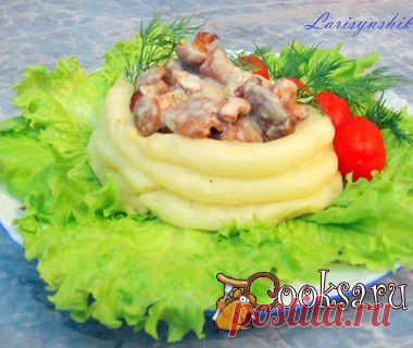 Лисички жареные в картофельной корзинке Жареные лисички в картофельных корзинках - это маленькие порционные гнездышки из картофельного пюре с сыром, наполненные грибами в сливочном соусе. С одной стороны можно назвать это блюдо горячей закуской, с другой - самостоятельным грибным блюдом. Лисички (свежие) — 500 г; Лук — 1 шт; Сметана 30% — 150 г; Картофель — 3 шт; Масло сливочное — 30 г; Сливки — 30 мл; Масло растительное (для жарки) — 2 ст.л.; Соль (по вкусу) ; Сыр — 40 г;